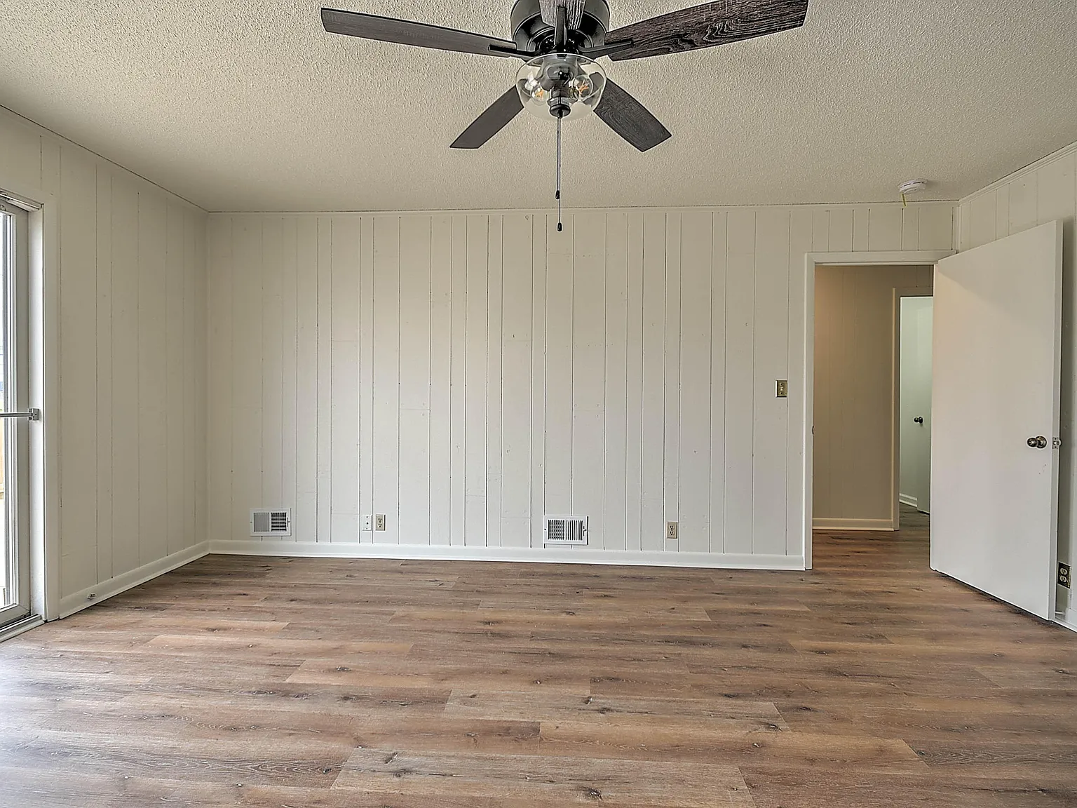 3 bed, 2.0 bath, 1850 sqft, $2,200 — Photo 3