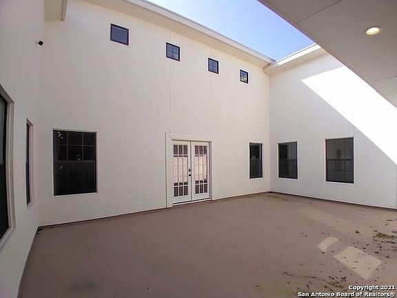 3rd image of 233 Esmeralda Dr Room 6