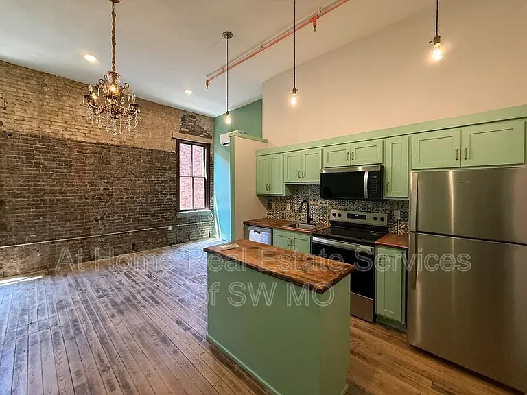 320 W Walnut St #208 — Photo 2