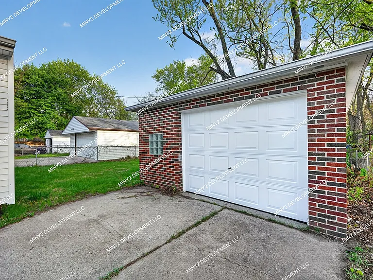 21422 Pembroke Ave — Photo 25