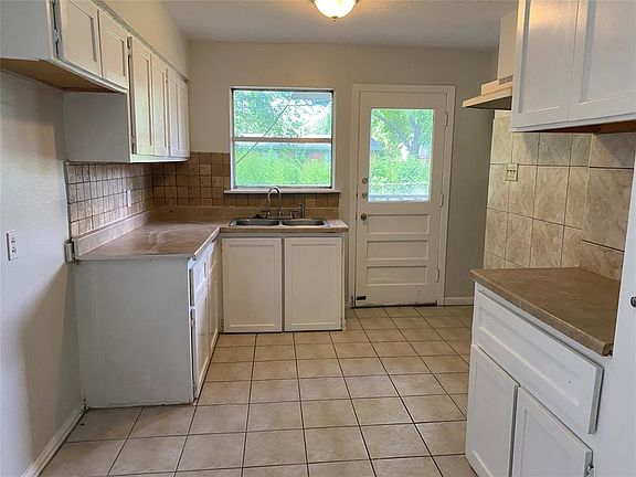 3rd image of 2215 Tolosa Dr