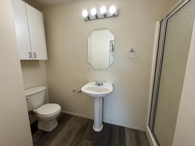 1015 SE 4th St #10 — Photo 10