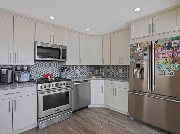 48 Gotham Avenue image 10 of 38