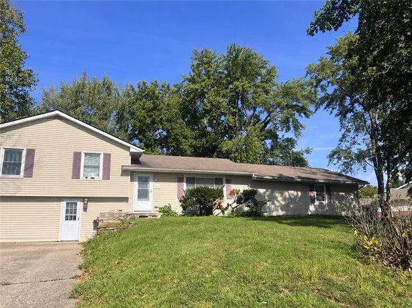 8530 Hilltop Rd, De Soto, KS 66018