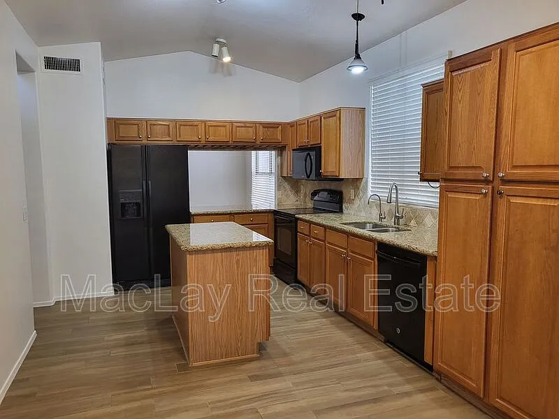 3 bed, 2.0 bath, 1537 sqft, $2,195 — Photo 4