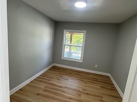 4th image of 945 Wellington Ave #2