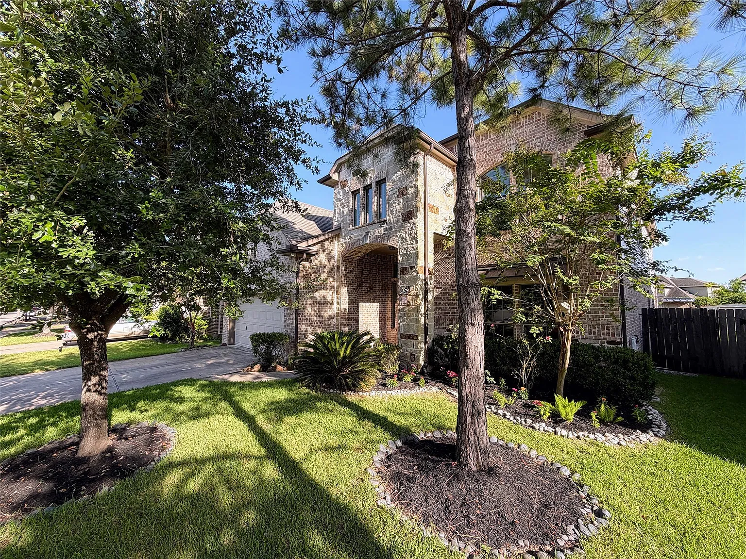 4 bed, 2.5 bath, 2767 sqft, $3,200 — Photo 4