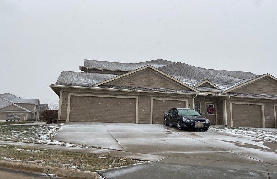 1st image of 2702 NE Oak Dr Unit 1
