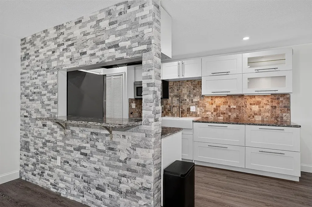 2 bed, 2.0 bath, 936 sqft, $3,200 — Photo 2