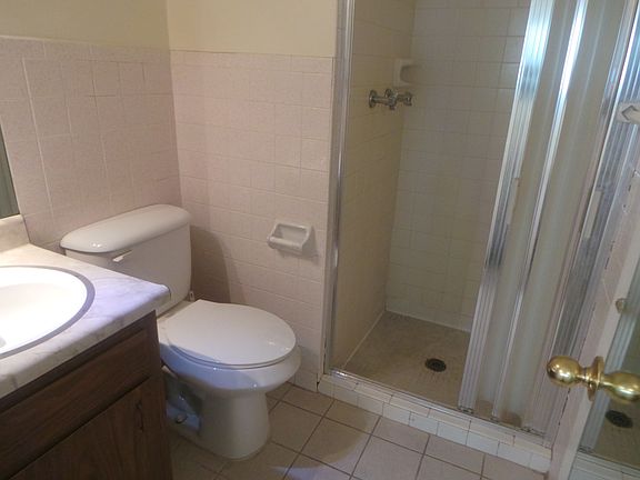 Master bast w/stall shower