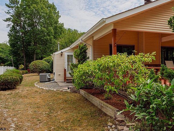 4th image of 202 Sturbridge Ct