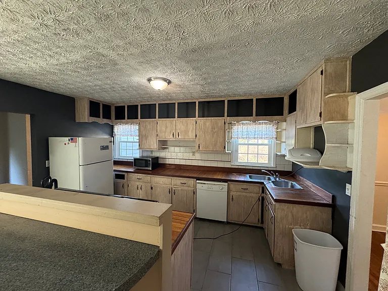 857 N Clayton St — Photo 3