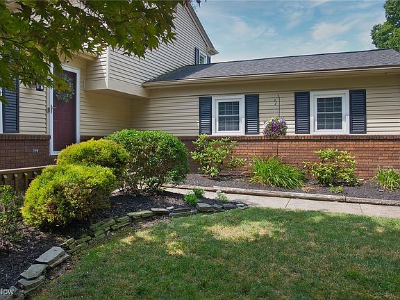 3rd image of 424 Woodlake Dr