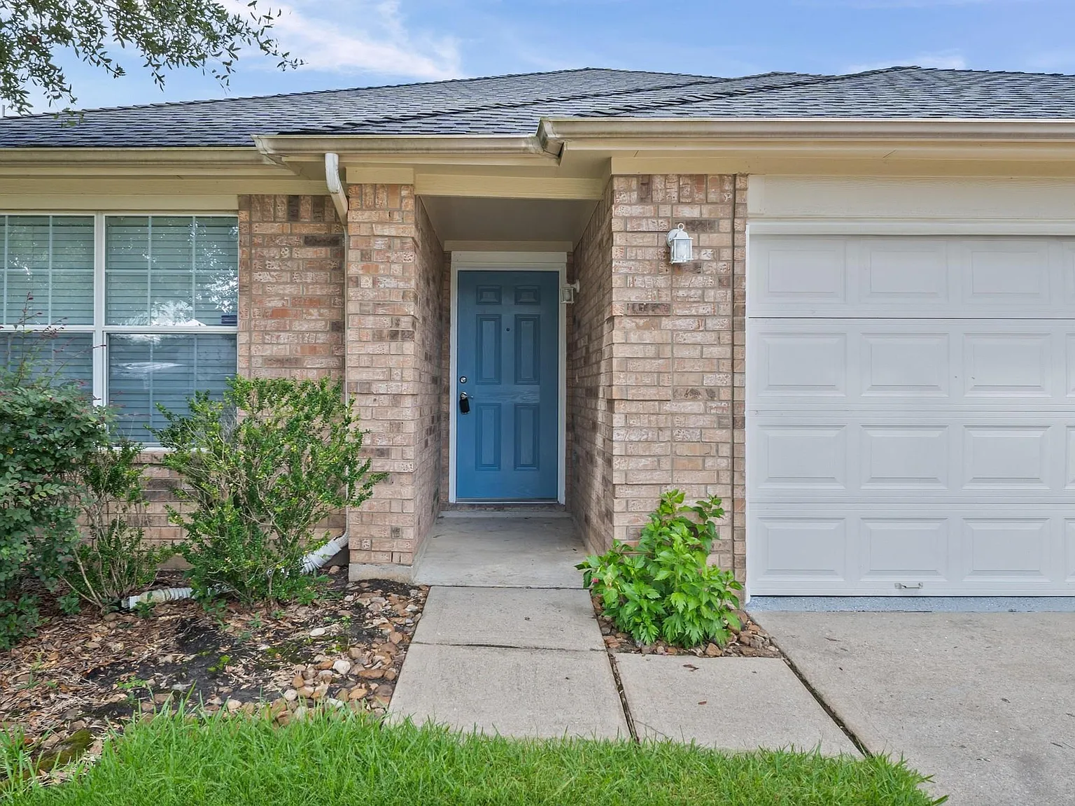 3 bed, 2.0 bath, 1456 sqft, $2,000 — Photo 2