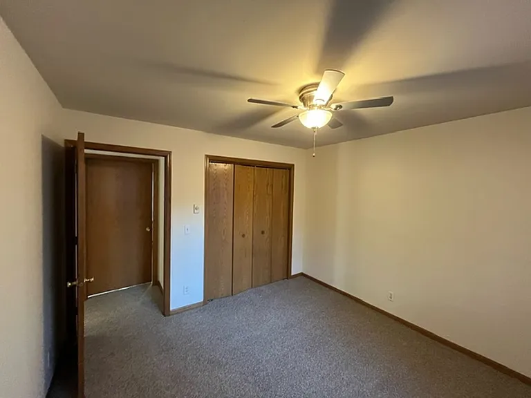 891 Parkview Dr — Photo 5