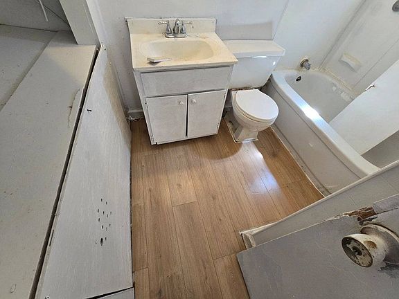 4th image of 90 N Carolina St