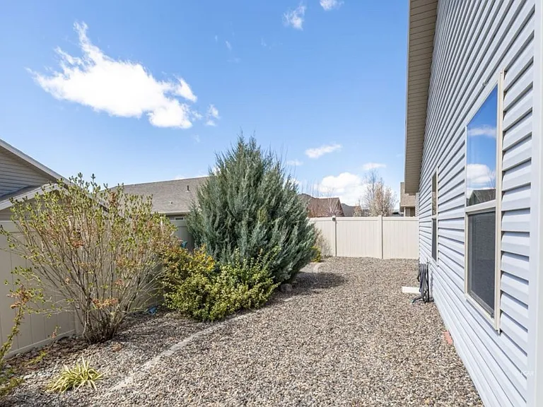 3719 Boulder Crk — Photo 2