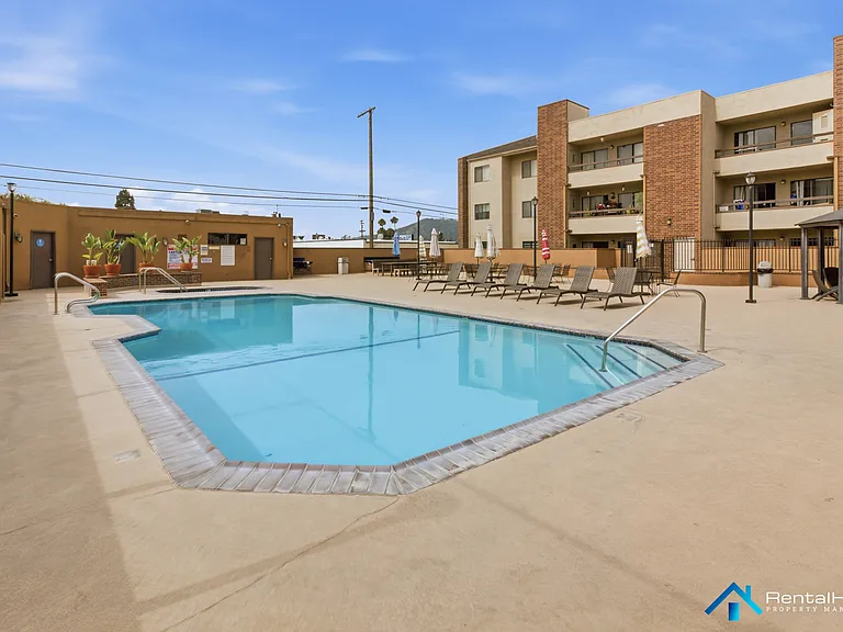 424 Oak St #330 — Photo 22