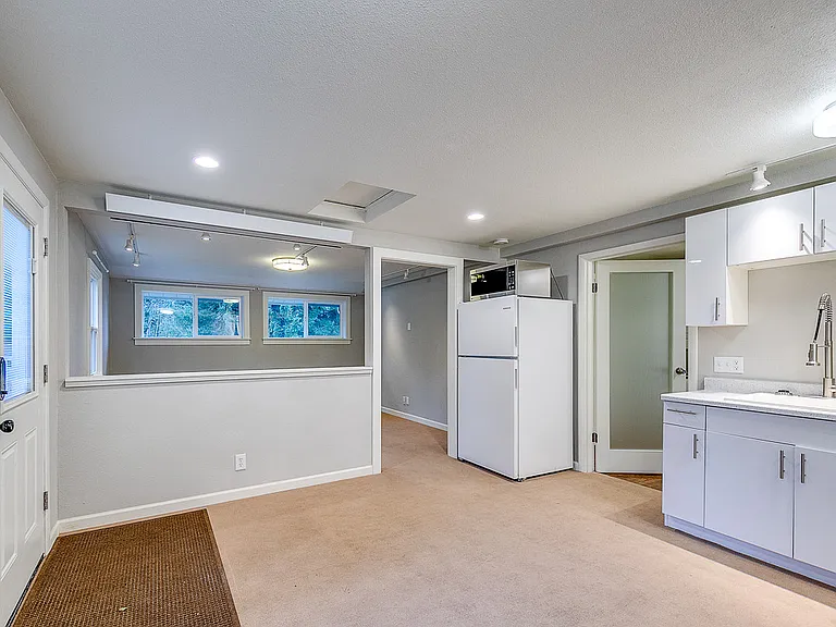 1140 Wing Point Way NE #B — Photo 12