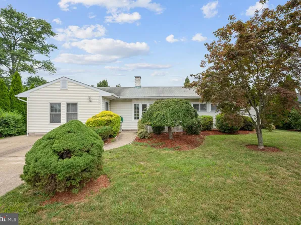 130 Stonybrook Dr, Levittown, PA 19055