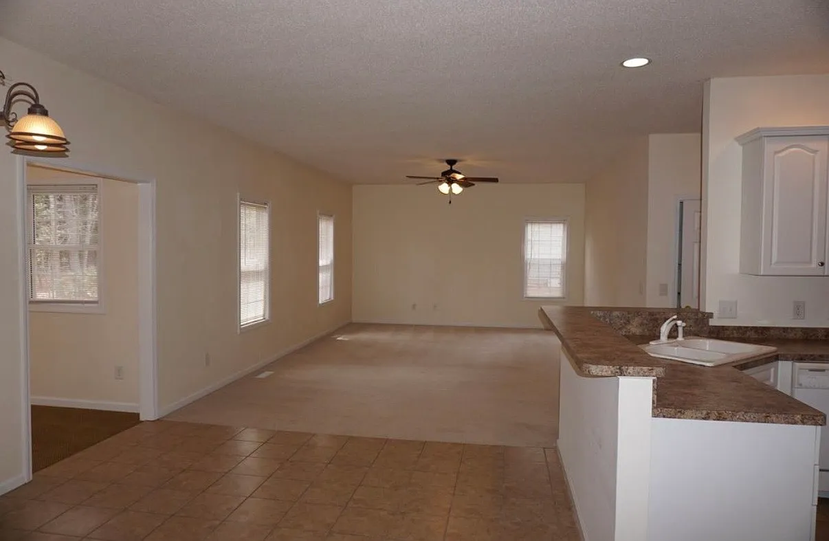 3 bed, 2050 sqft, $2,300 — Photo 4