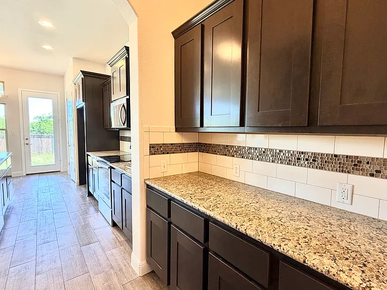 704 Gunning Cv — Photo 8