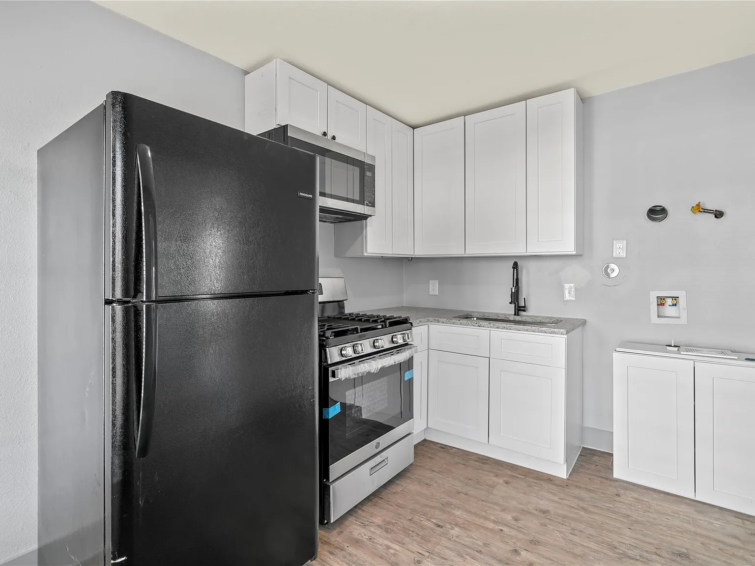 1 bed, 1.0 bath, 575 sqft, $1,000 — Photo 2