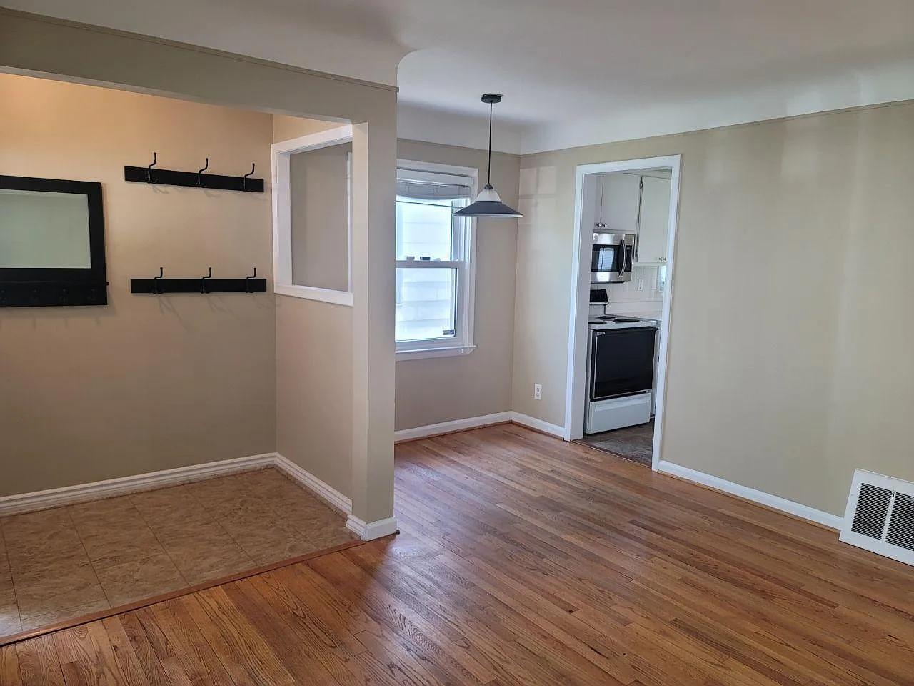 3 bed, 942 sqft, $2,200 — Photo 4