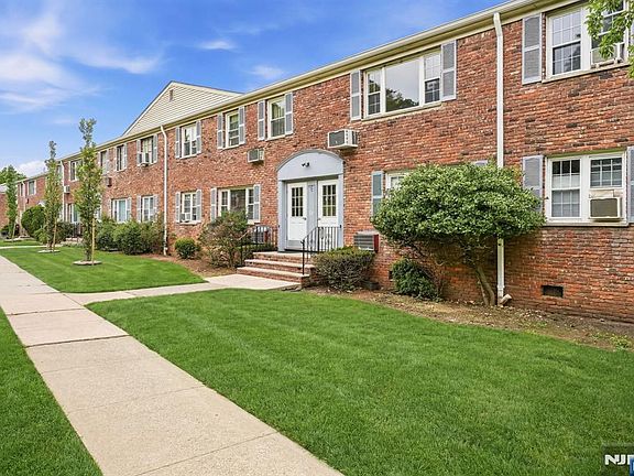 2nd image of 16 Wedgewood Dr APT 24