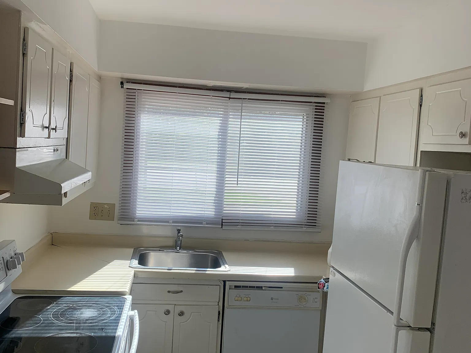 3 bed, 1.5 bath, $1,600 — Photo 2