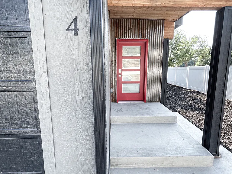 241 E 100 N #400 — Photo 2