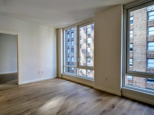 135 East 47th Street image 4 of 23