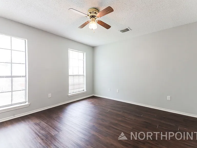 2708 Briarbank Cir — Photo 8