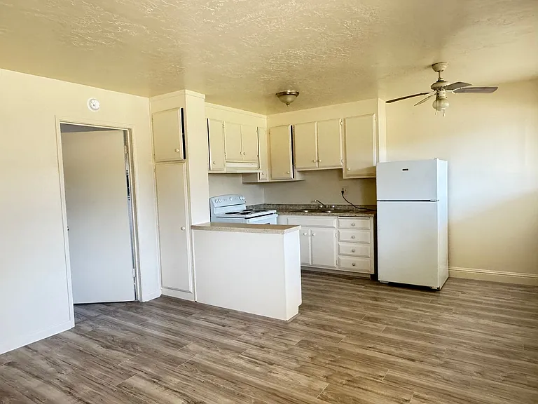 Lake Crest Apartments — Photo 3