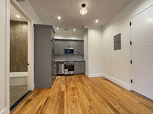 3rd image of 232 Tompkins Ave #1F