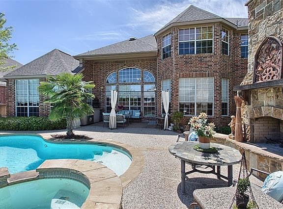 2nd image of 8012 Oakcrest Dr