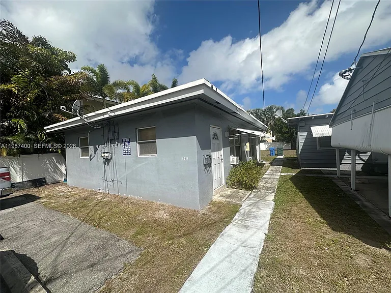 1271 NE 32nd St #A — Photo 3