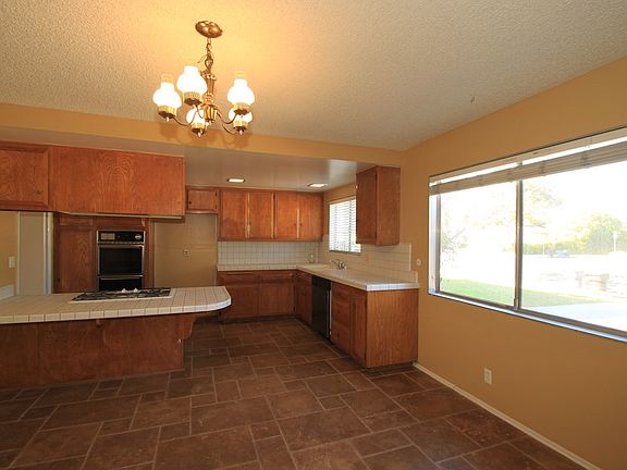5th image of 23007 Fonthill Ave