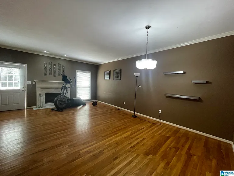 1727 Ashwood Ln — Photo 9
