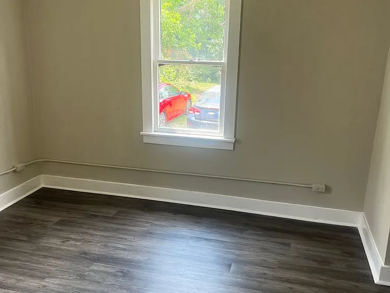 605 Woodford Ave — Photo 6
