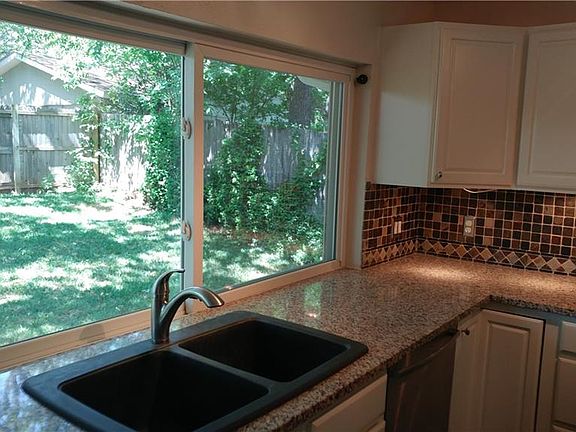 4th image of 305 Fair Oaks Blvd