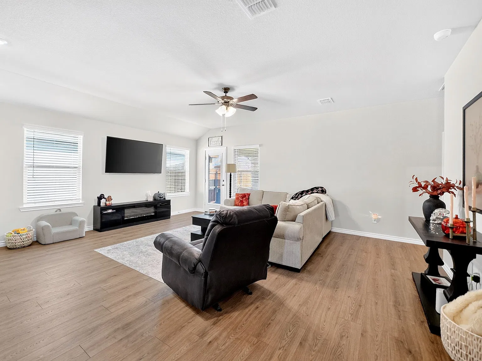 4 bed, 2060 sqft, $2,650 — Photo 4