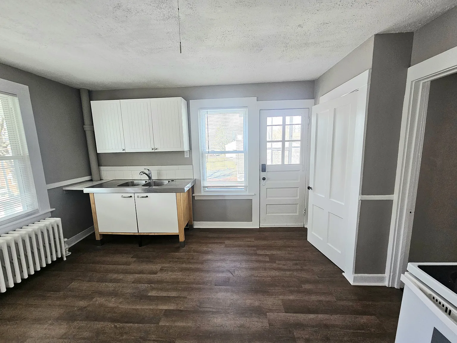 3 bed, 1000 sqft, $1,700 — Photo 3