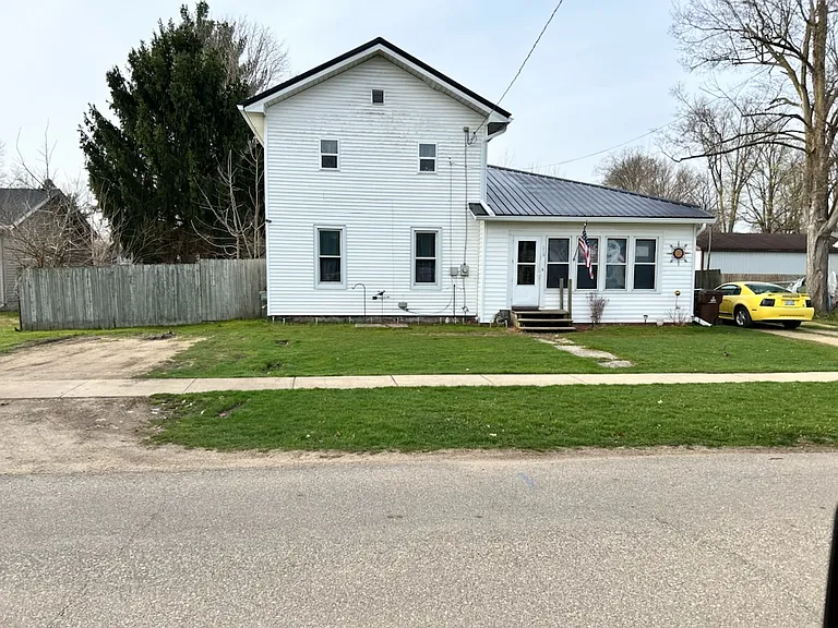 218 E Holcomb St — Photo 4