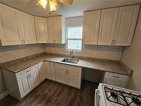 4th image of 520 Joffre St