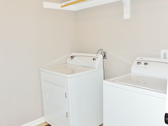 4th image of 2201 E Willow Pointe Cir