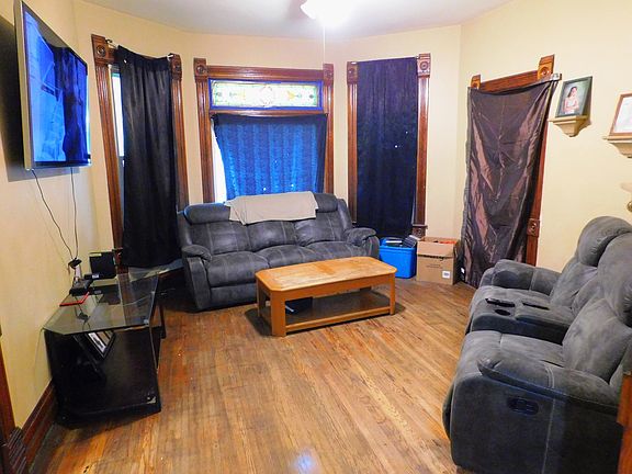 3rd image of 305 E Elm St