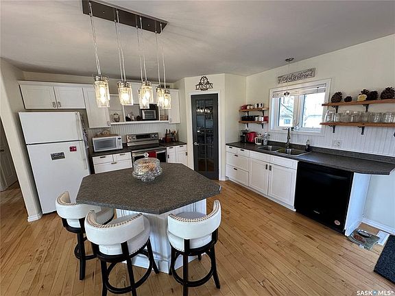 3rd image of 1020 4th AVENUE