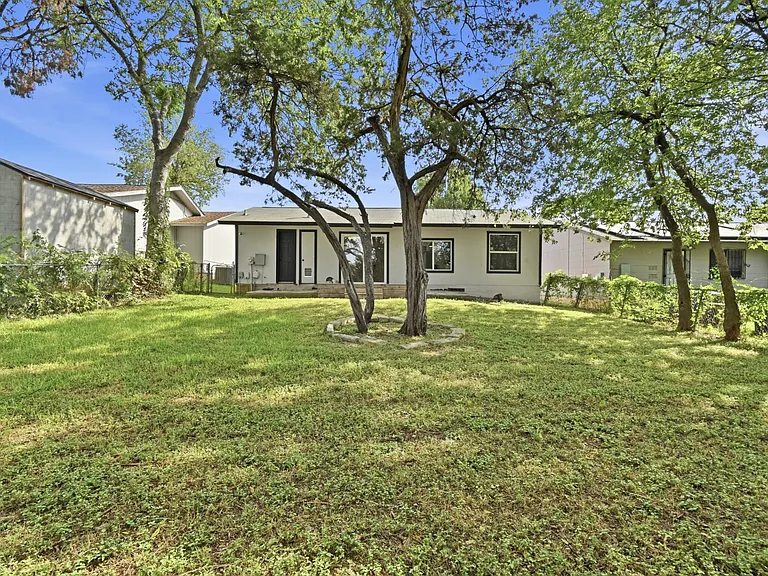 2313 Lakehurst Dr — Photo 27