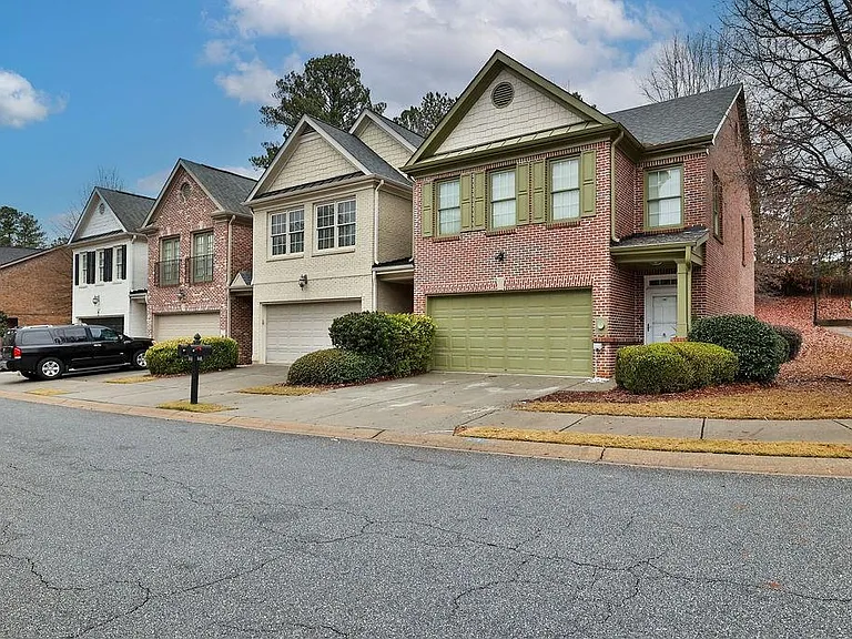 1651 Oakbrook Lake Dr — Photo 2